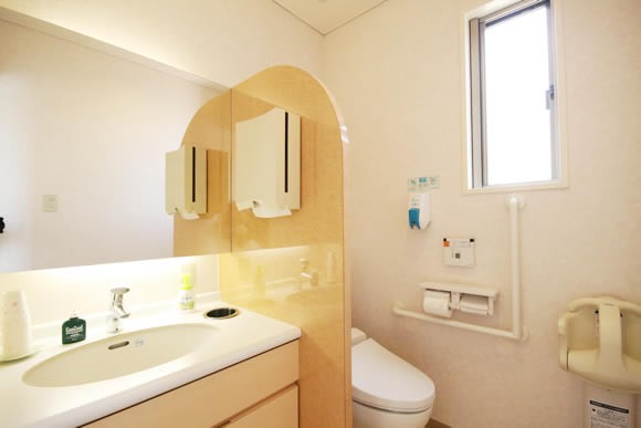 レストルームで歯磨きが可能です