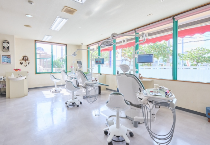 【ピザアントレバス停より徒歩2分】【中城村からも通院可能】患者様の将来の健康を見据えた治療を行うカントリー歯科クリニック