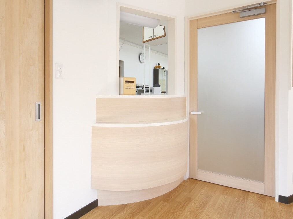 ①外観②受付③待合室