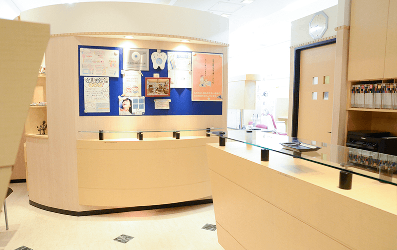 ①クリニック入り口②受付③診療室