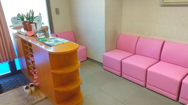 ①やさしい保険診療を目指しています②外観③受付