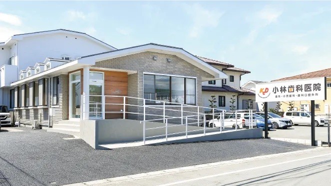 【WEB予約可・バリアフリー】地域に寄り添い世代を問わず安心できる診療体制を整える小林歯科医院