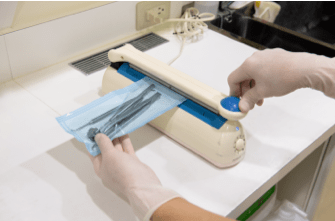 滅菌パックで清潔に保たれた医療器具