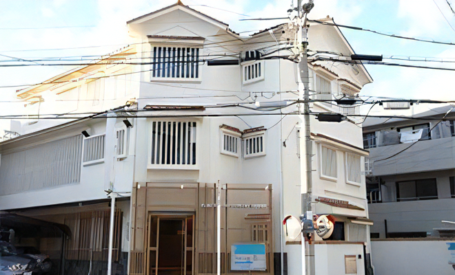 ①クリニック外観②受付③待合室