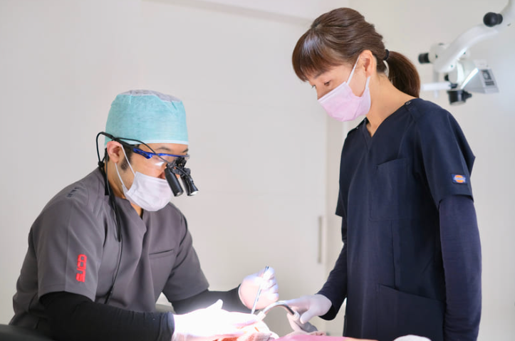 口腔外科治療の様子