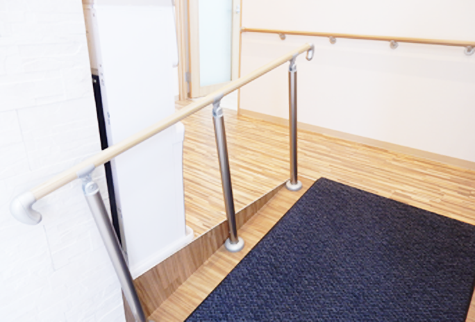 ①バリアフリー対応の院内②キッズスペース③診療ユニット