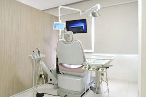 パーテーションを高くして開放感のある診療室