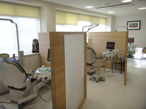 ①外観②待合室③診察室