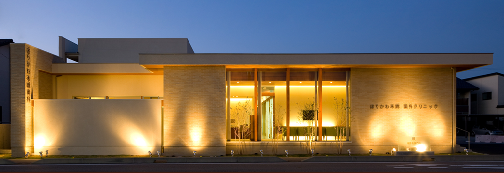 ①外観（夕方）②受付　③待合室