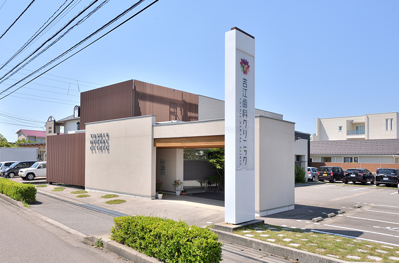 ①外観➁駐車場③待合室