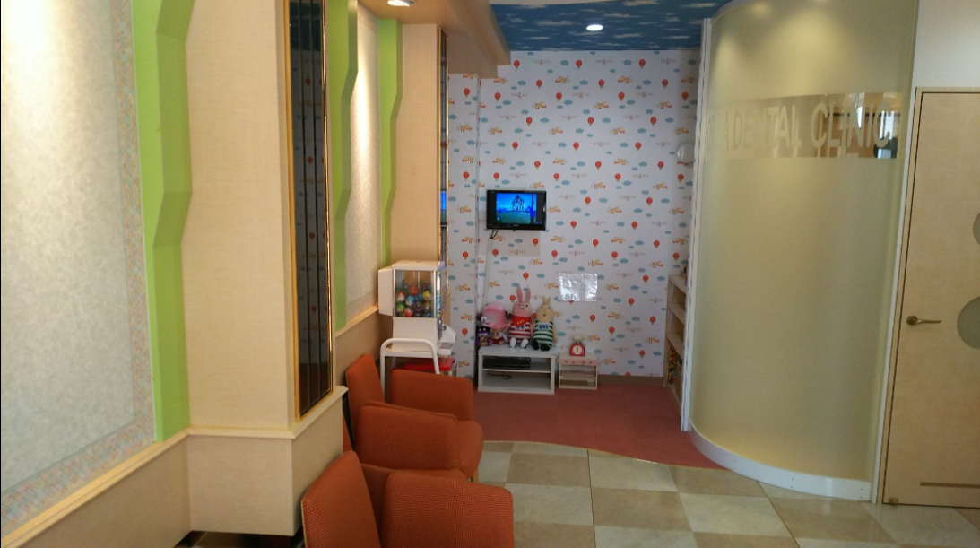 ①クリニック外観　②受付　③待合室