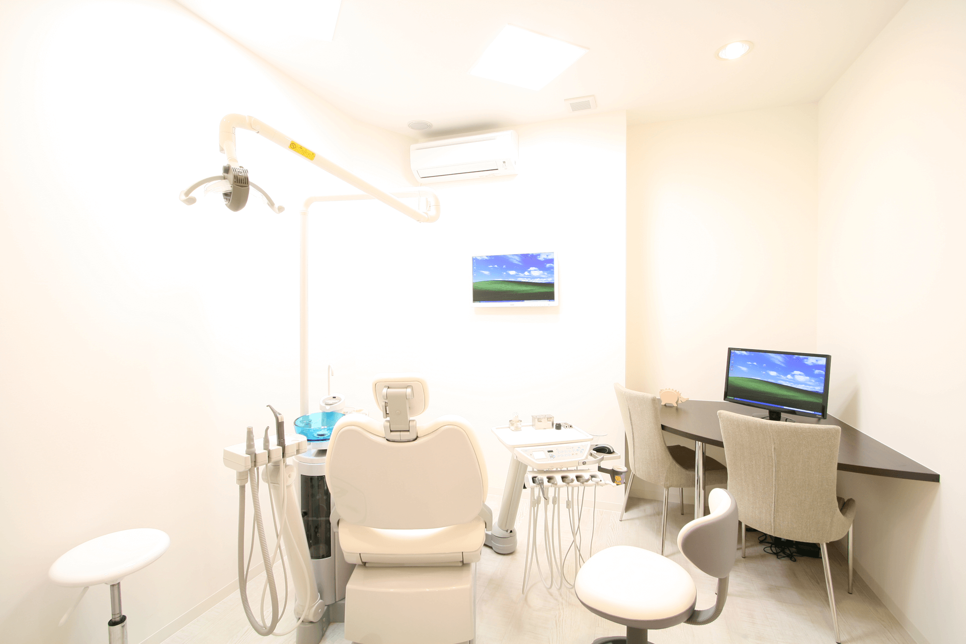 院内LAN完備でユニットに座ったまま画像が見られます