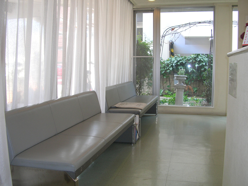 ①クリニック外観②受付③待合室