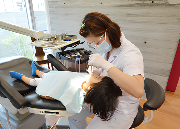 虫歯の治療だけでなく、予防を中心とした継続的なケアに重点を置き、正しい歯磨き指導や生活習慣の見直しなど、総合的な支援が行われています。