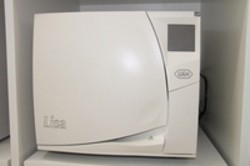 オートクレーブという高圧蒸気滅菌器を導入しています