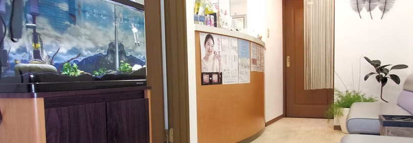 ①クリニック外観　②待合室　③受付