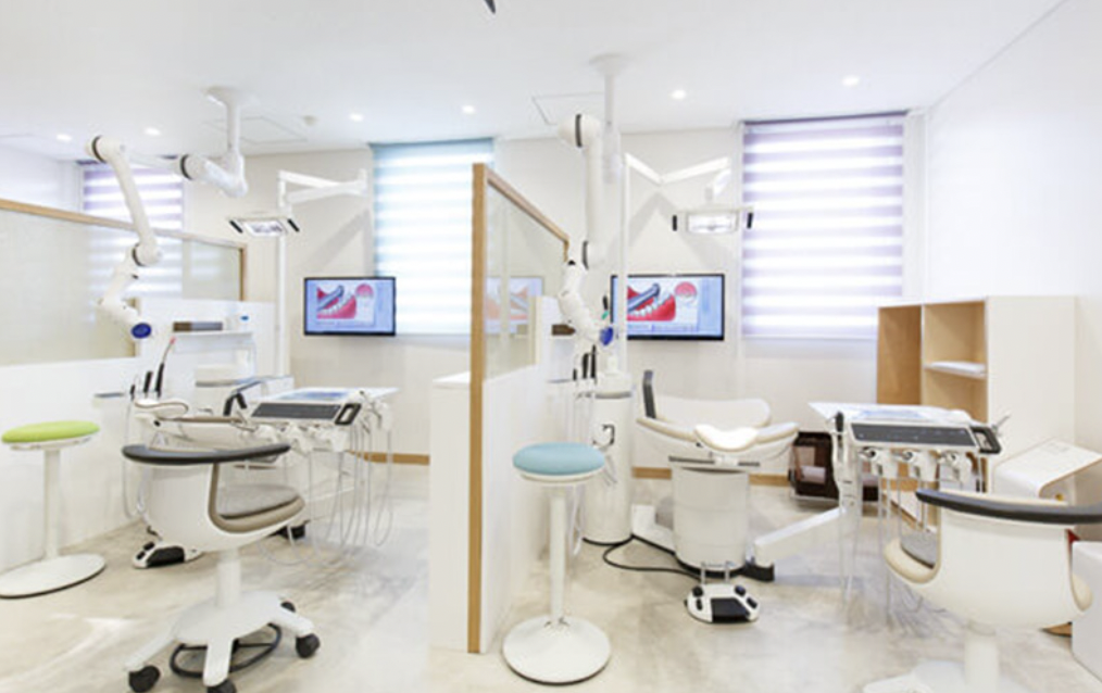 ①クリニック外観②受付③診療チェア