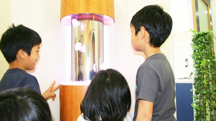 ①ビル外観②受付③ヒーリングコーナー