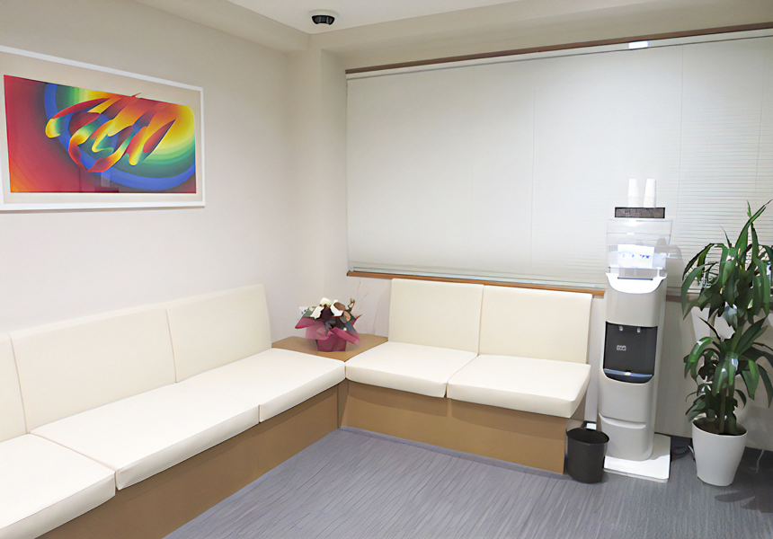 ①クリニック外観②受付③待合室
