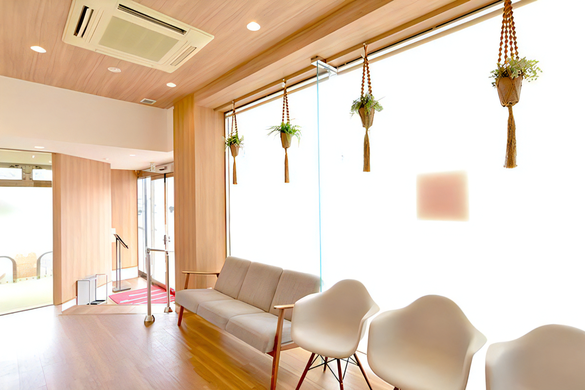 ①クリニック外観②待合室③明るい院内