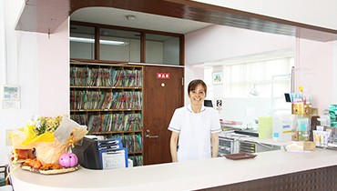 ①クリニック外観　②受付　③待合室