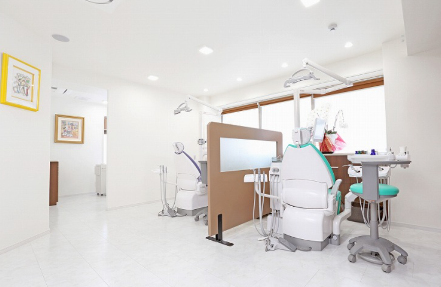 ①クリニック外観②受付③診療室