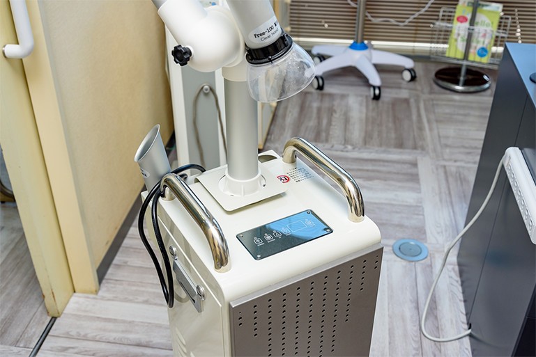 口腔外バキュームを活用し治療時の粉塵を吸引しています