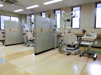 明るく、広々とした診療室