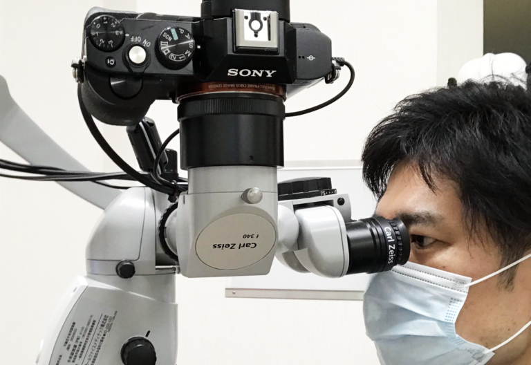 マイクロスコープとラバーダムを駆使した、精密な根管治療を行っています