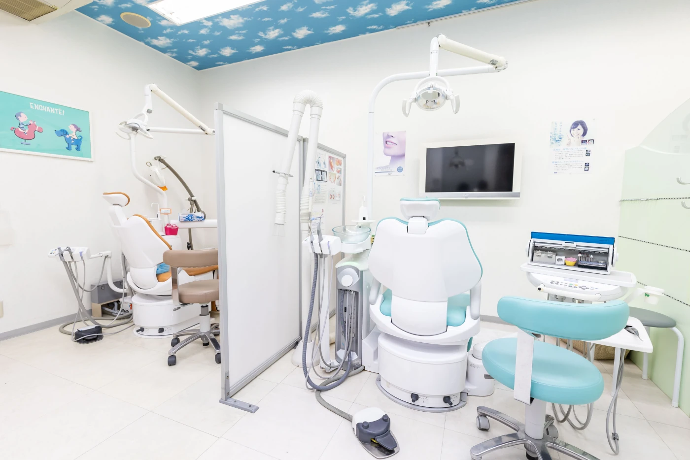 ①院内風景 ②医院外観 ③診療室