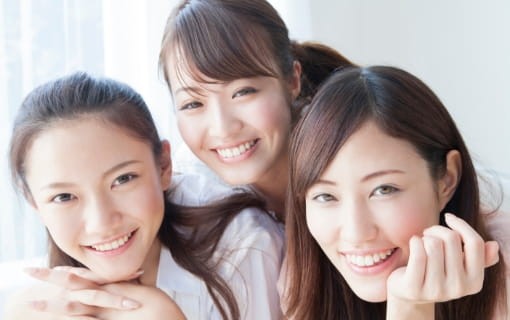 「自然なスマイルは生命力のシンボル」という考えのもと、患者様が生涯にわたり笑顔で食事や会話を楽しめるよう、お口の健康づくりに取り組んでいます。