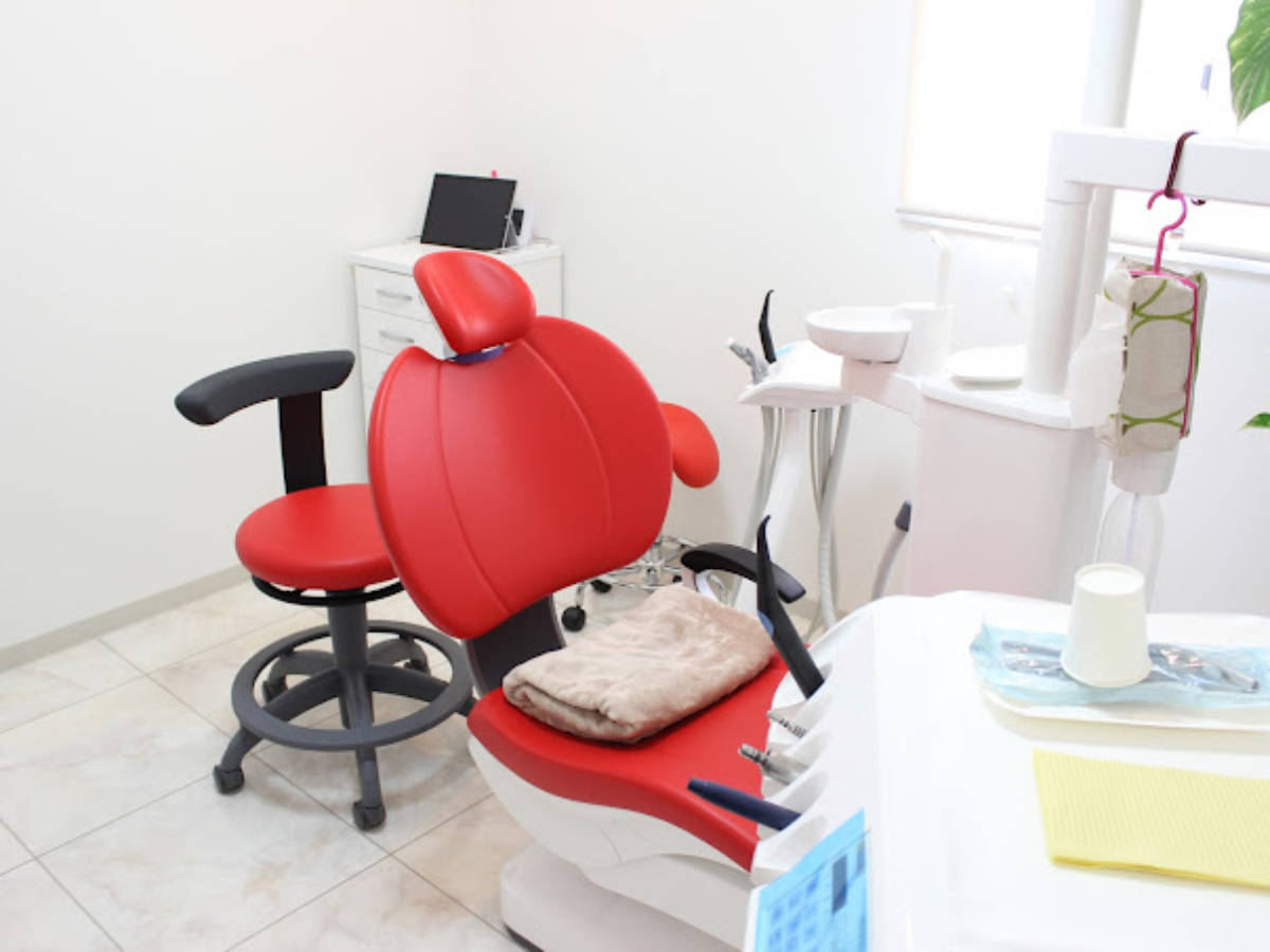 ①医院外観②診療室③スタッフ集合写真