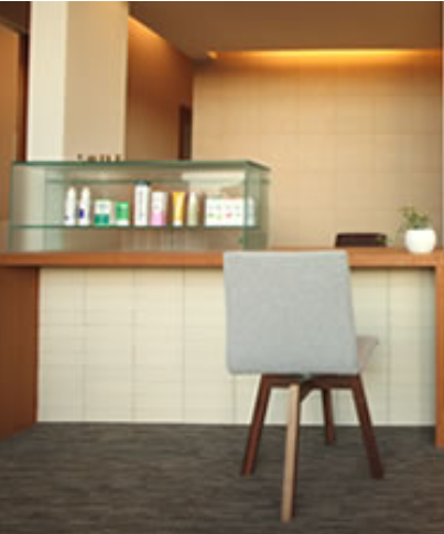 ①クリニック外観　②受付　③待合室