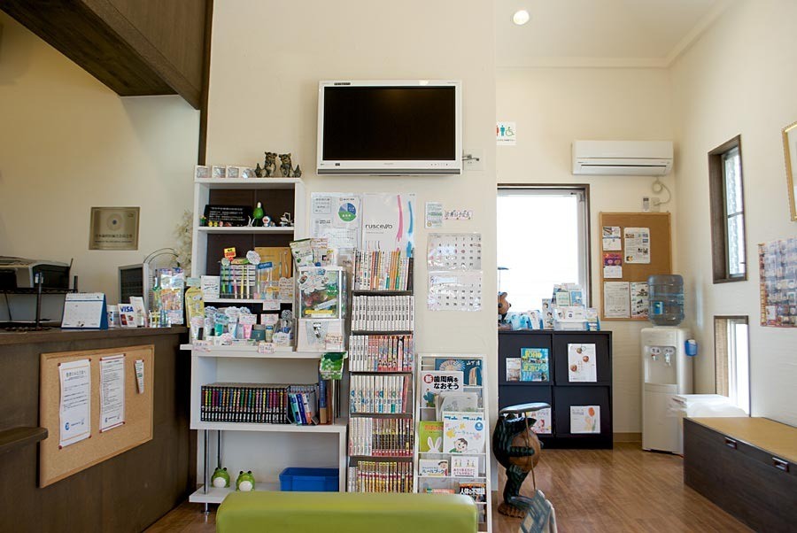 ①クリニック外観　②受付　③診療室