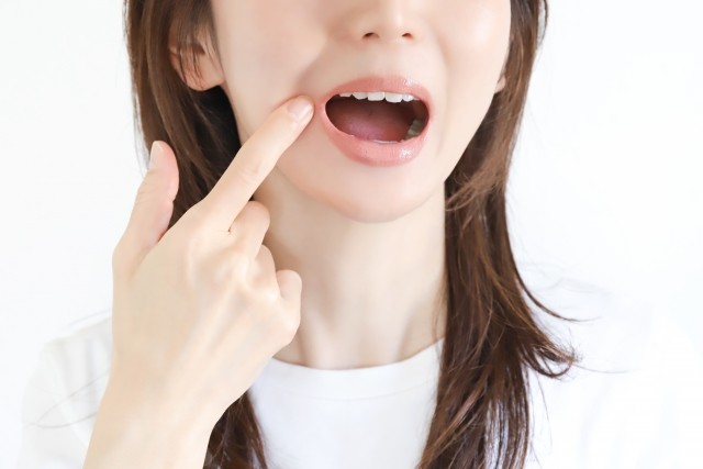 患者様のお口の状態に合わせた歯みがき方法や補助清掃用具の使い方を案内し、日常のセルフケア改善を支えています。※写真はイメージです。