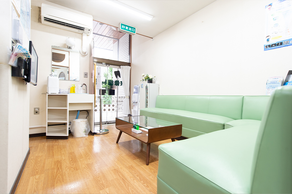 ①クリニック外観②受付③待合室