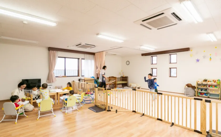 ①医院イメージ ②ひよこルーム ③診療風景