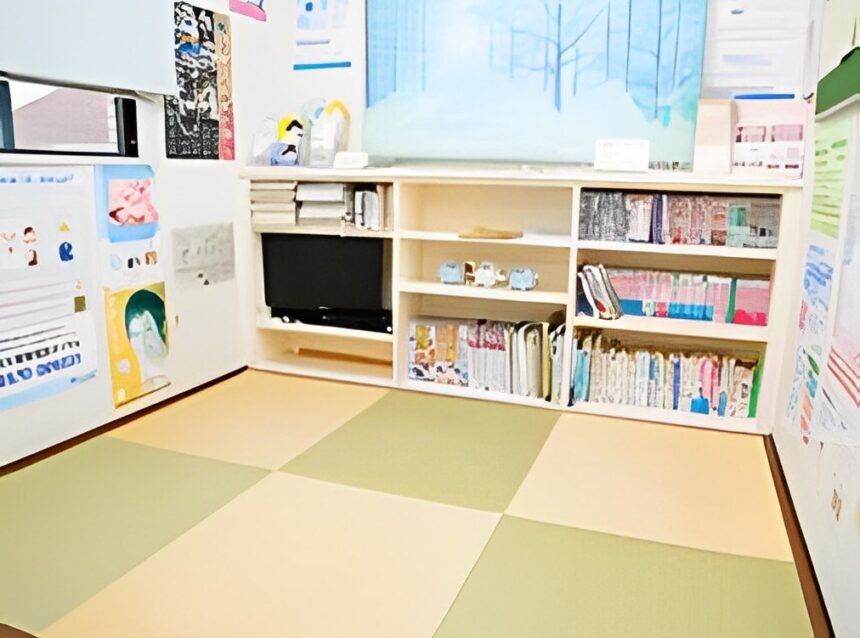 ①医院外観②玄関③キッズルーム