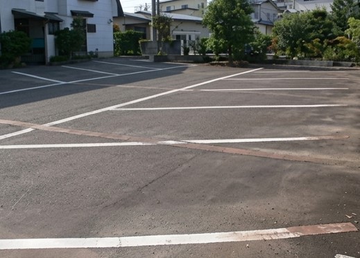 ①クリニック外観②スロープ③駐車場