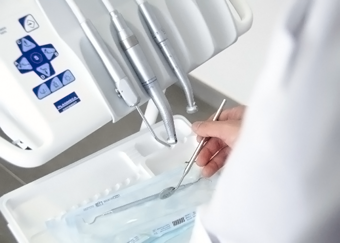 レーザーは歯周病や口内炎の治療など、様々な用途がございます