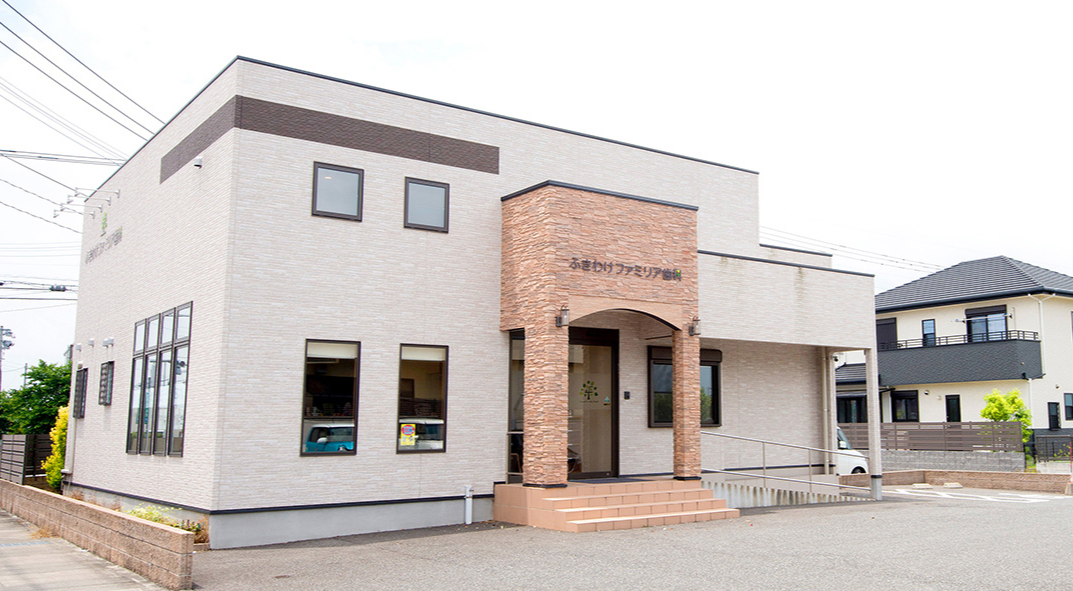 ①クリニック外観　②受付　③待合室