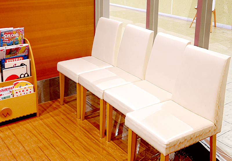 ①クリニック外観②待合室③診療室