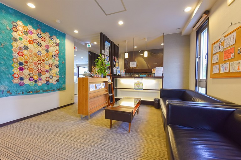 ①外観②受付③待合室