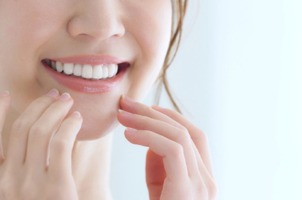 低ダメージで効果的なホームホワイトニングによる美しい歯の色調回復