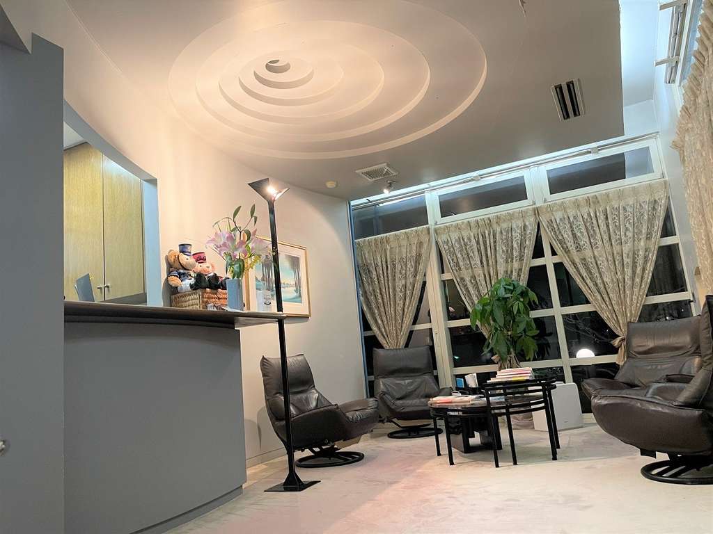 日本歯周病学会の専門医と日本臨床歯周病学会の認定衛生士がいる歯周病の専門集団です（主に自費診療）