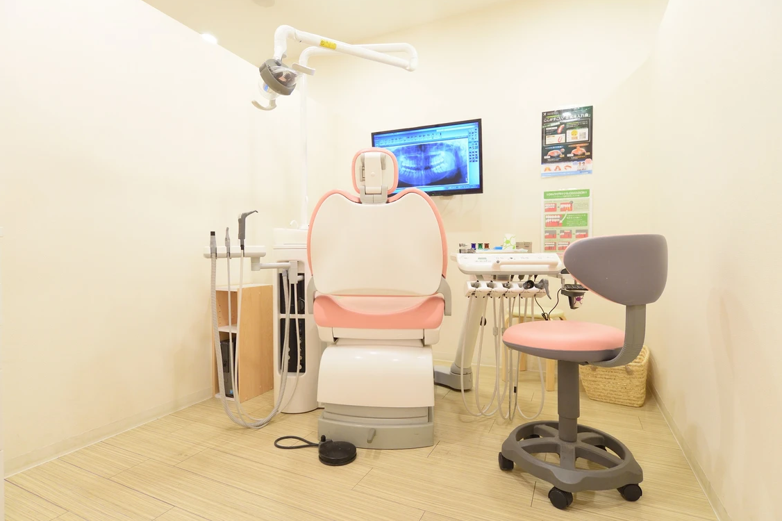 ①クリニック外観　②受付　③診療室