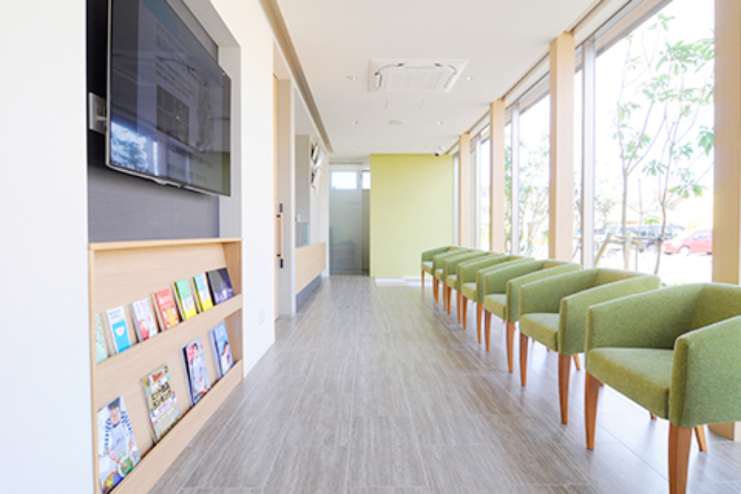 ①医院外観②待合室③個室の診療室