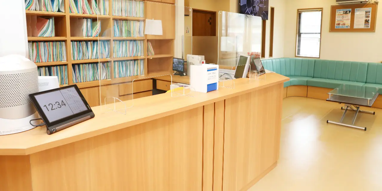 ①医院外観 ②受付 ③待合室