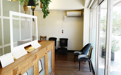 ①受付②待合室③診察室