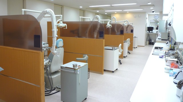 治療ユニットはそれぞれ仕切りによって見えないようになっています